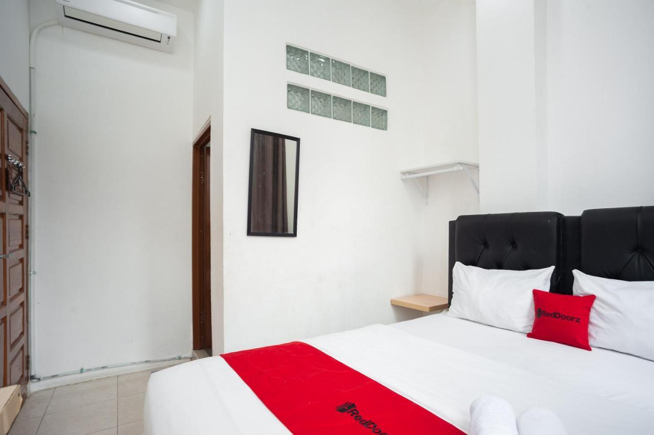 Reddoorz At Jalan Bangau Hotel